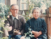 1985年11月,姜老78岁生日时与夫人合影于湘潭大学松涛馆阳台上。_看图王.jpg