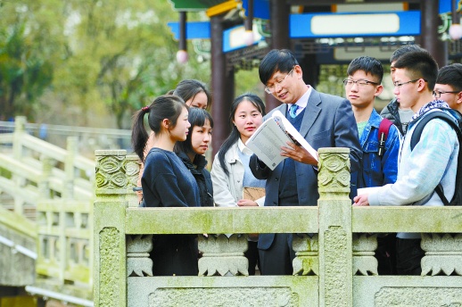 2月27日,湘潭大学校园画眉潭凉亭旁,欧阳晓平(左五)正在给学生答疑解惑。湖南日报记者 徐行 摄.jpg