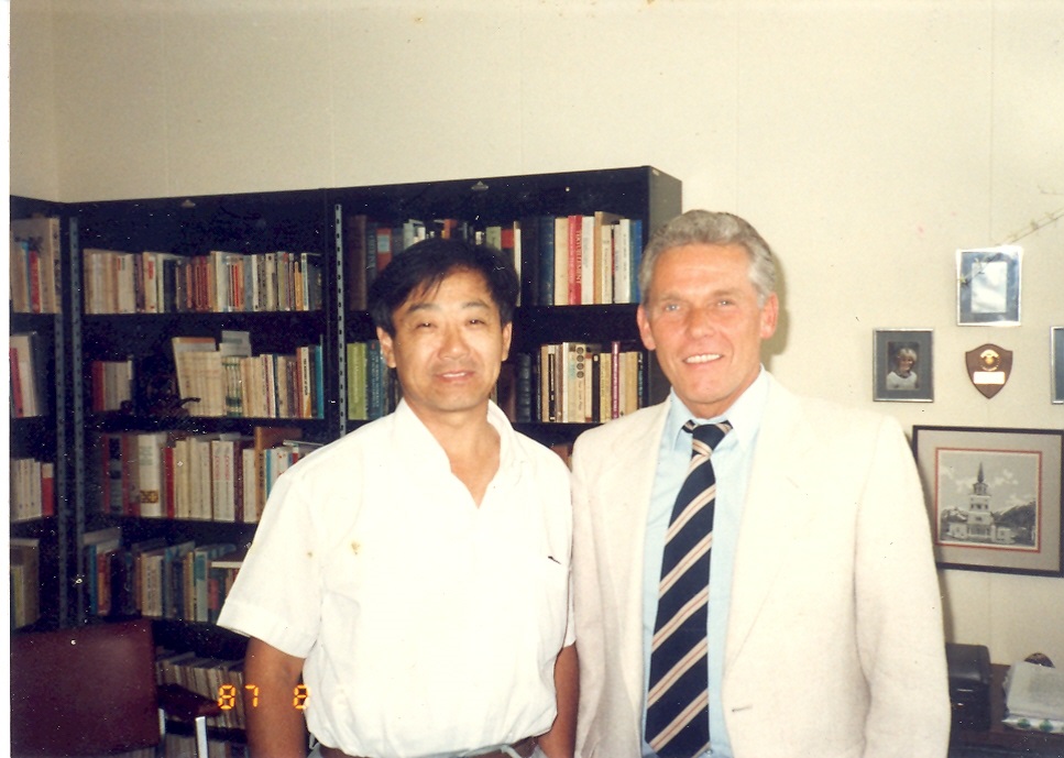 1987年在纽约大学Oneonta校区与安德森教授商谈学术交流事宜.jpg