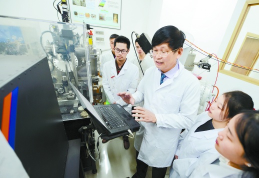 2月27日,湘潭大学实验室,欧阳晓平(右三)带领学生进行大面积薄膜脉冲激光沉淀系统相关实验。湖南日报记者 徐行 摄.jpg