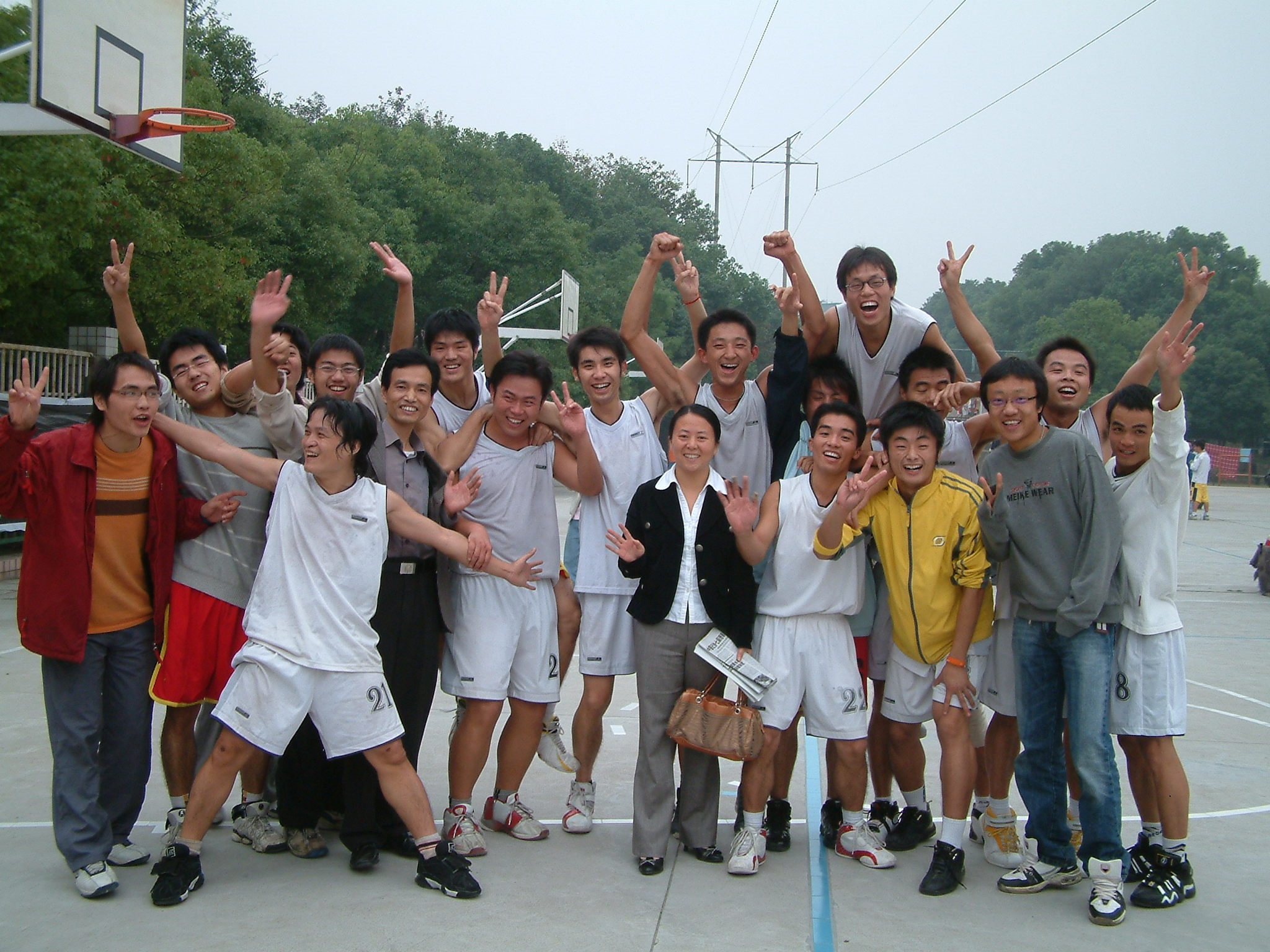 参与学生篮球联赛,与同学们分享成功后的喜悦.jpg