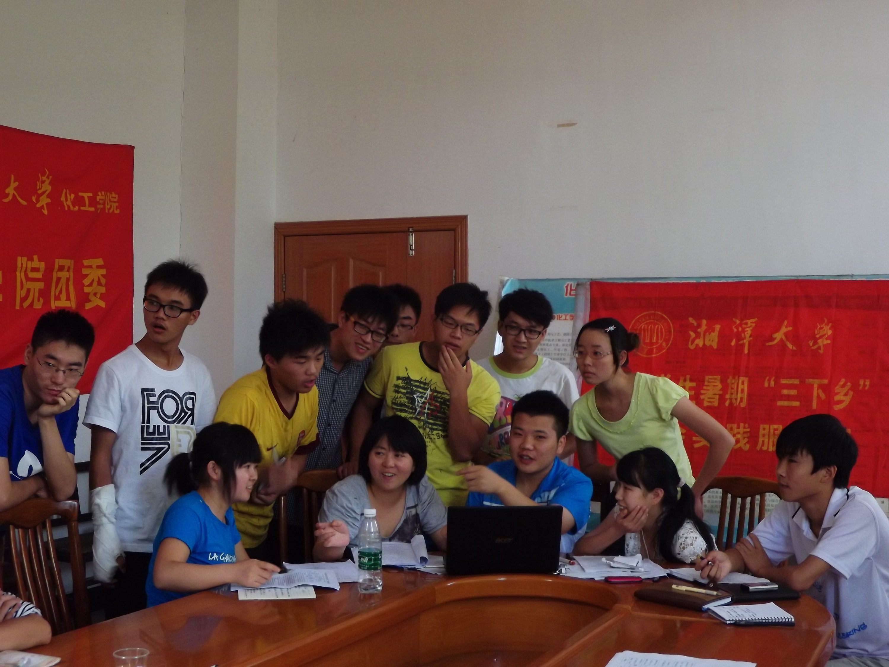 与学生一起策划大学生暑期“三下乡”社会实践活动.jpg